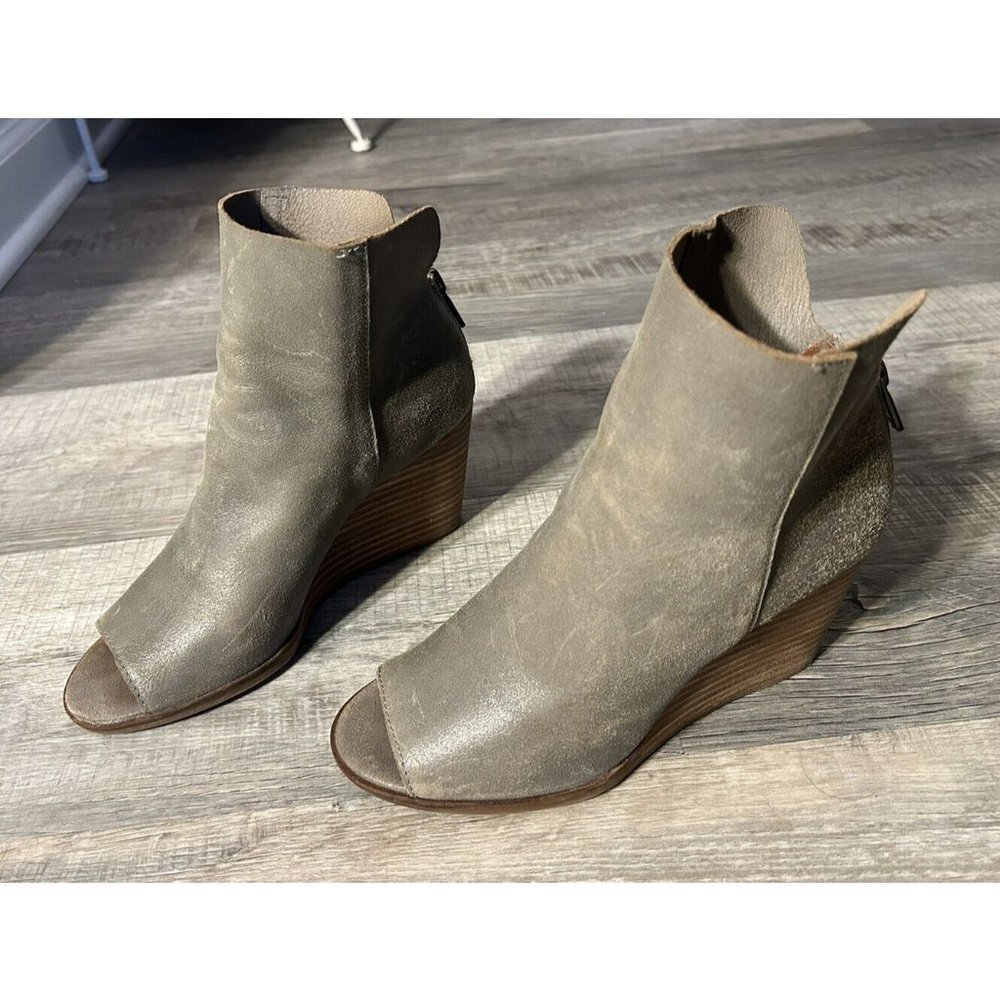 Lucky Brand Black Peep-Toe Grey Suede Wedge Heel-Size: 6 M